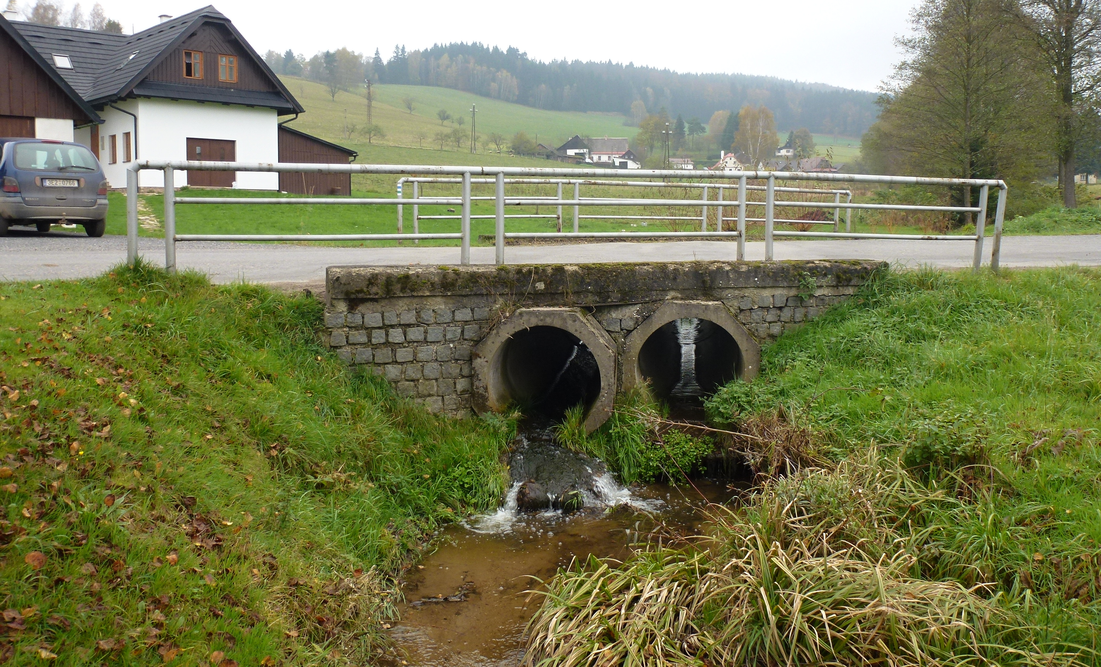 Březiny - silniční mostek přes místní potok